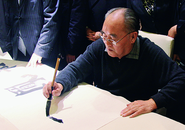 孙伯翔在创作中