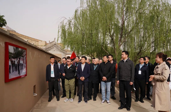 参观米脂县杨家沟革命旧址