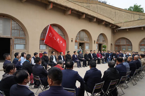 开展“到人民中去”座谈交流