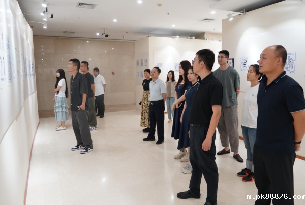 以漫画为鉴：中国书协青年理论学习小组参观学习《华君武漫画展》