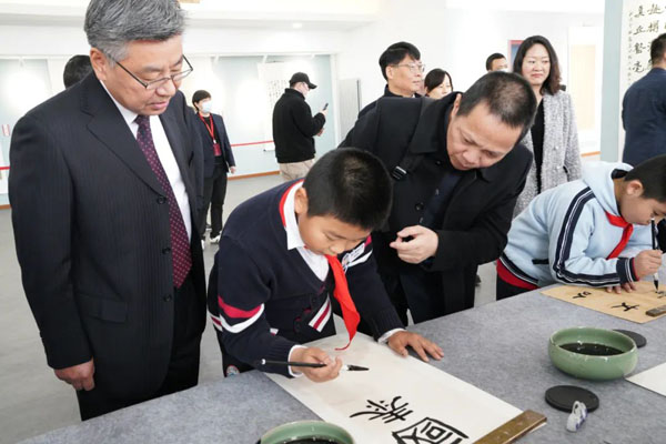 书法家指导孩子们书法创作